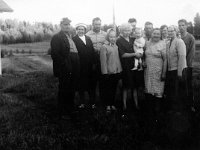 Imppilan pihassa -63  Aatto Suominen  (1906 - 1974, Kerttu Vappula,Aarne Salminen, Sirkka Suominen (myöh. Lehtioksa), Vuokko, Antero, Matti Salminen, Arvo Suominen, Olga Salminen  (o.s. Lindroos,1900 - 1969), Liisa Vesanen, Helmi Suominen (o.s. Savio, 1905 - 1983) ja Ville Vesanen